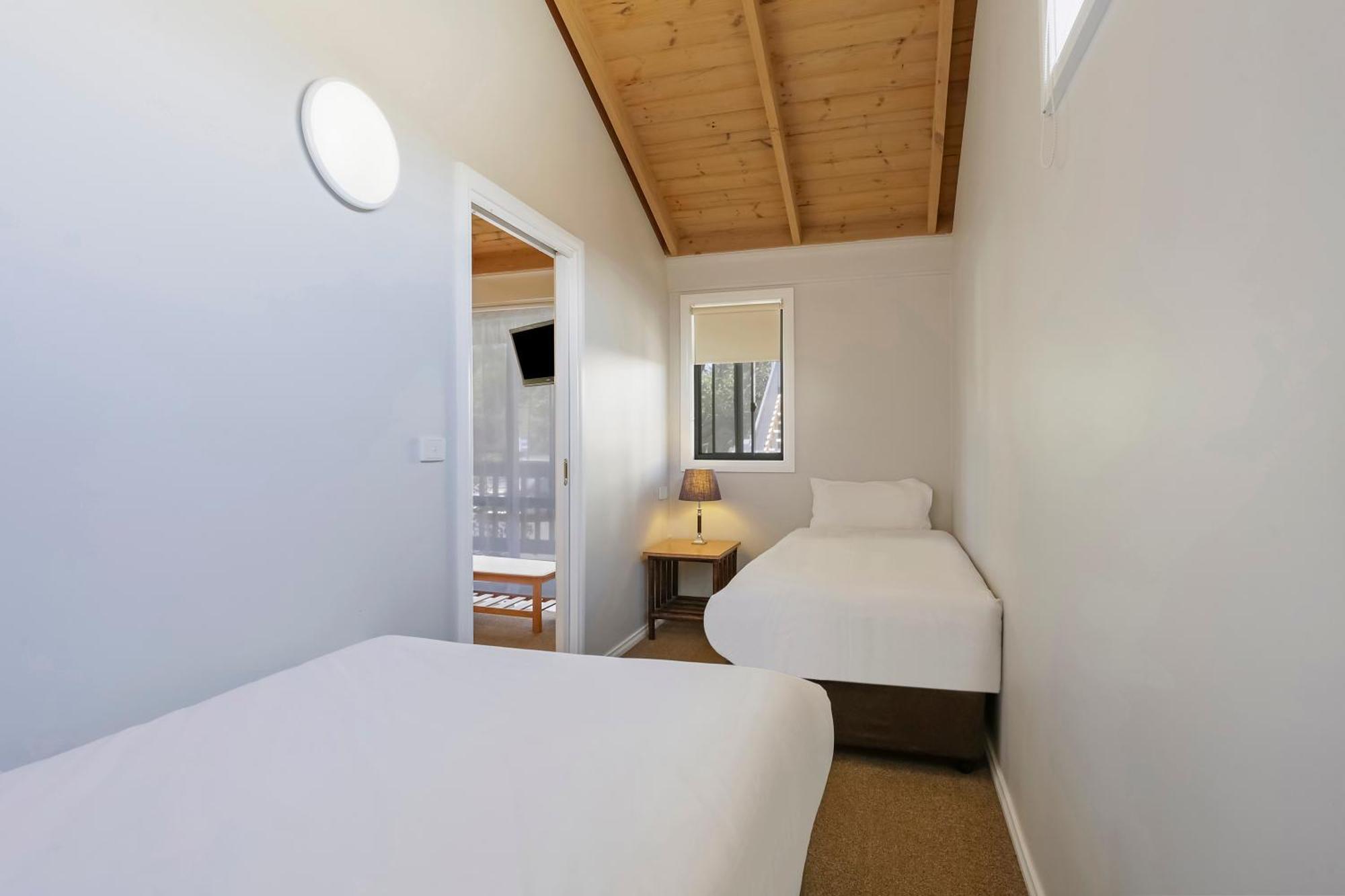 The Great Ocean Road Studios Port Campbell Room photo