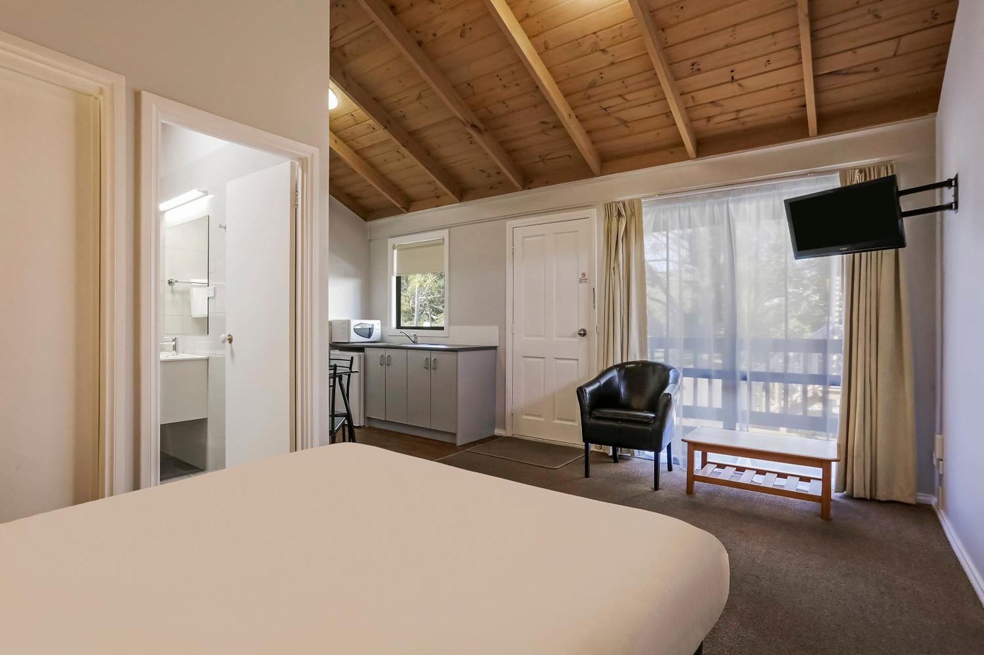 The Great Ocean Road Studios Port Campbell Room photo