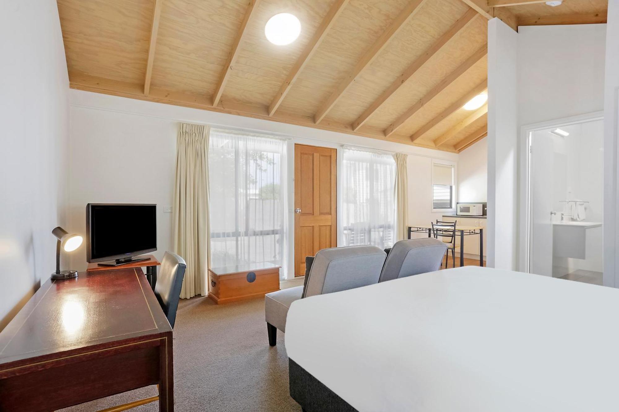 The Great Ocean Road Studios Port Campbell Room photo